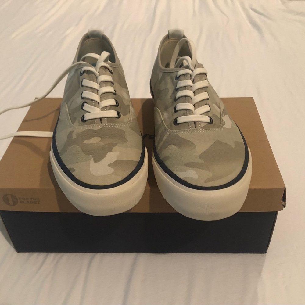 Sneakers,brand Seavees ,size 10,women